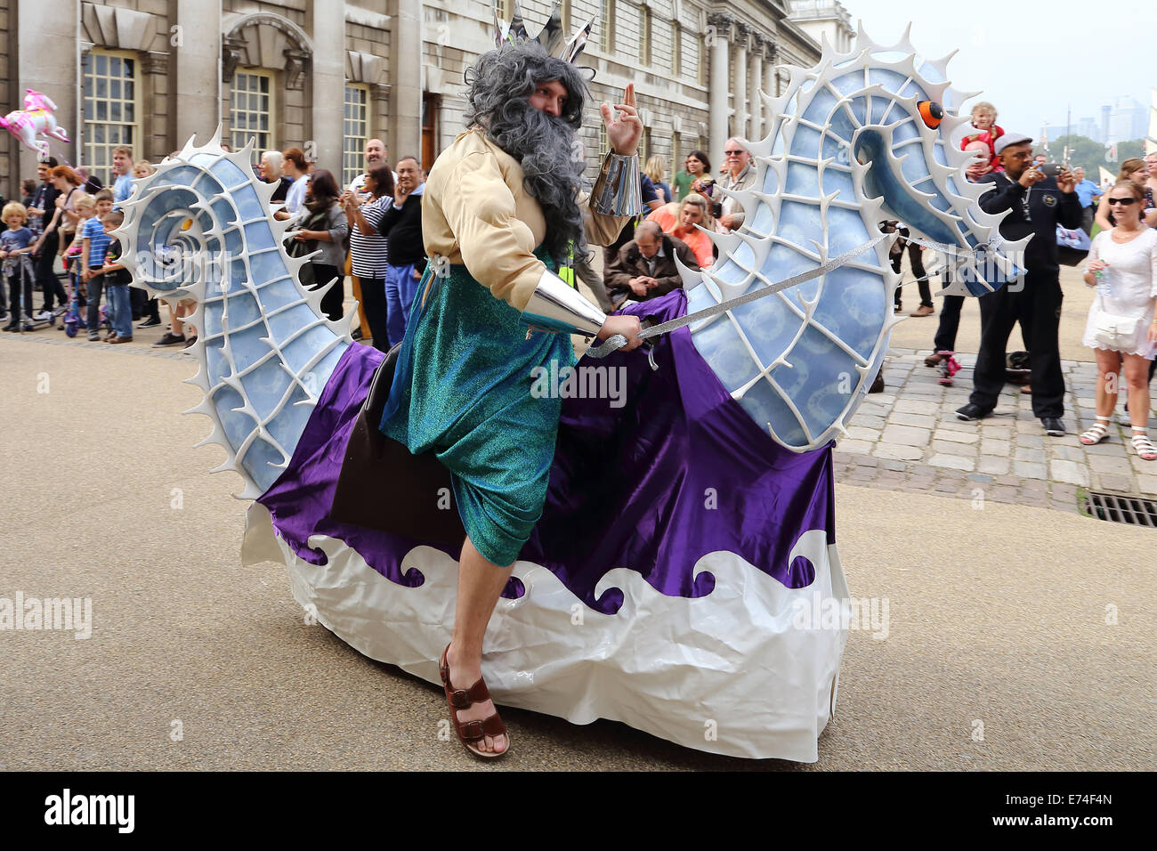 Londra, Regno Unito. 6 Settembre, 2014. Equipaggio Parade presso Tall Ships evento in Greenwich, Londra Credito: Beata Moore/Alamy Live News Foto Stock