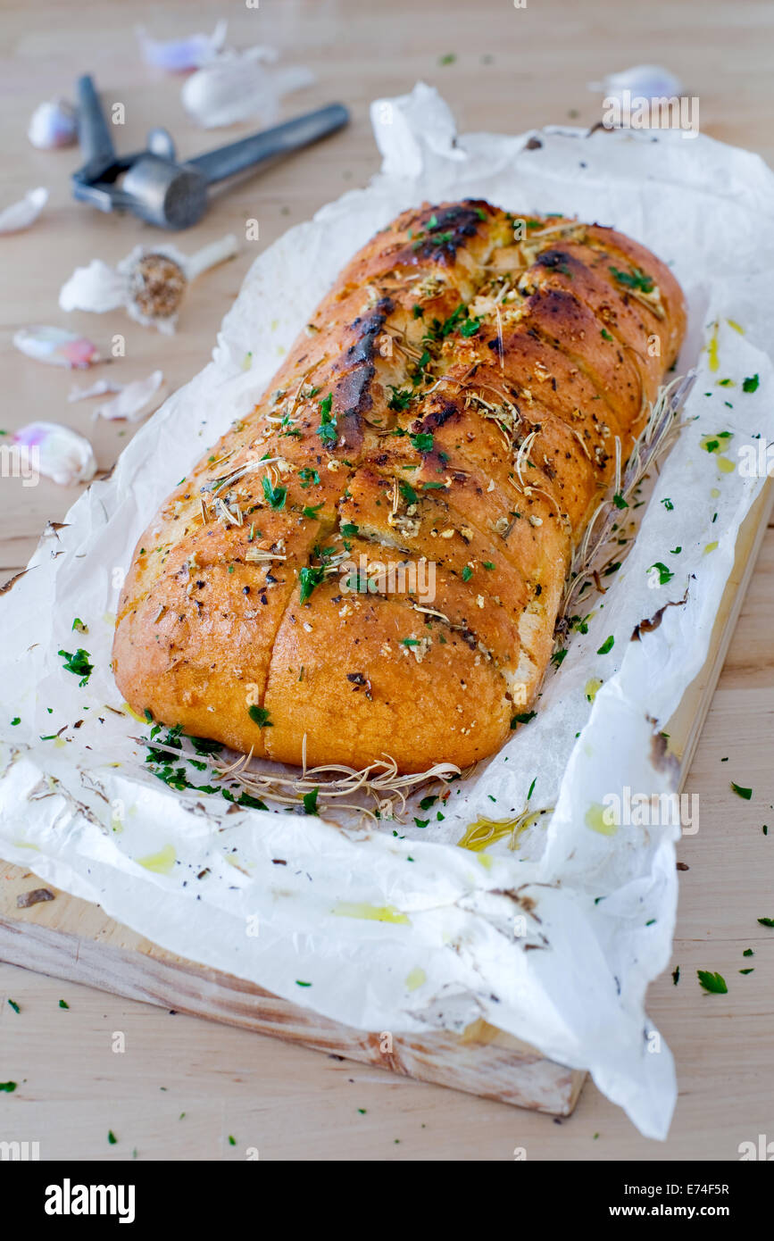 In casa pane all'aglio. Ciabatta, rustico della pagnotta di pane. Foto Stock