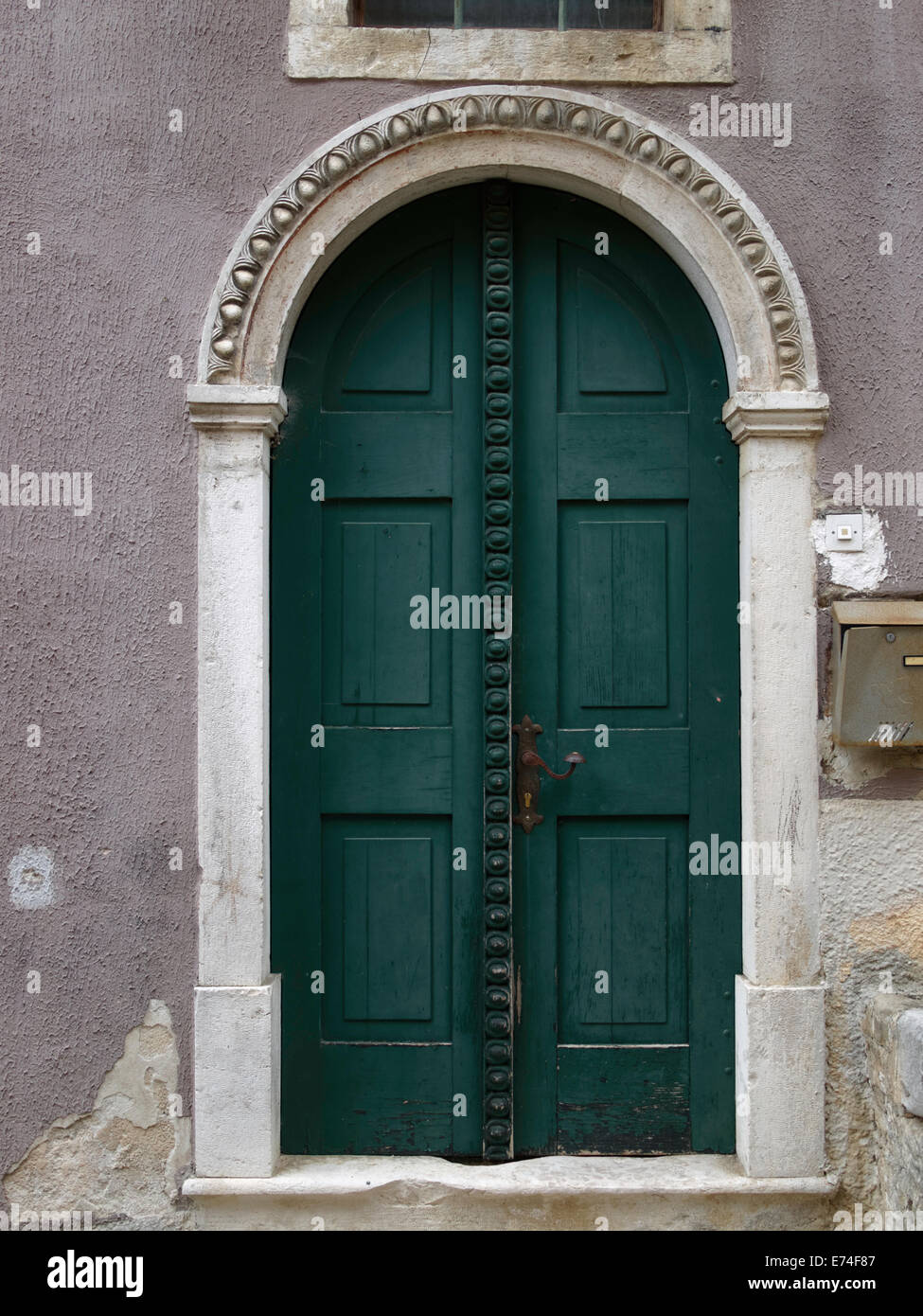 Porta su una casa in Portole (IT: Portole), Istria, Croazia. Foto Stock