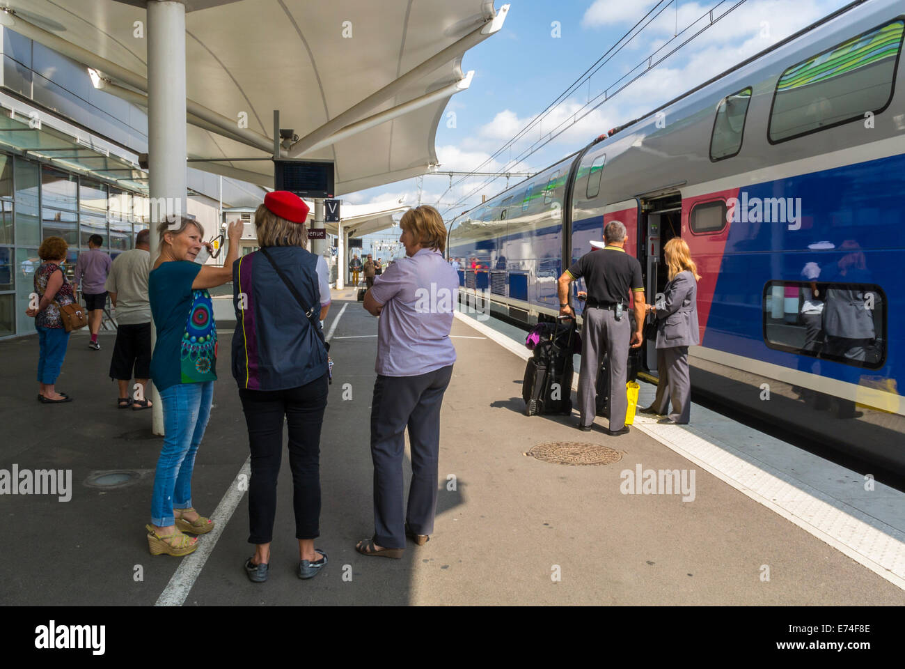 Perpignan, Francia, gruppo Donne turisti parlare con SNCF Hostess, viaggiare francese TGV stazione ferroviaria, sncf piattaforma ferroviaria, Global treno viaggi Foto Stock