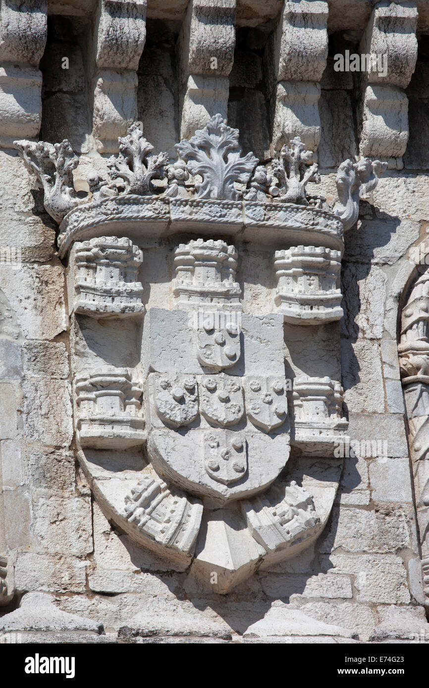 Stemma reale di re Manuel I presso la Torre di Belem a Lisbona, Portogallo. Foto Stock