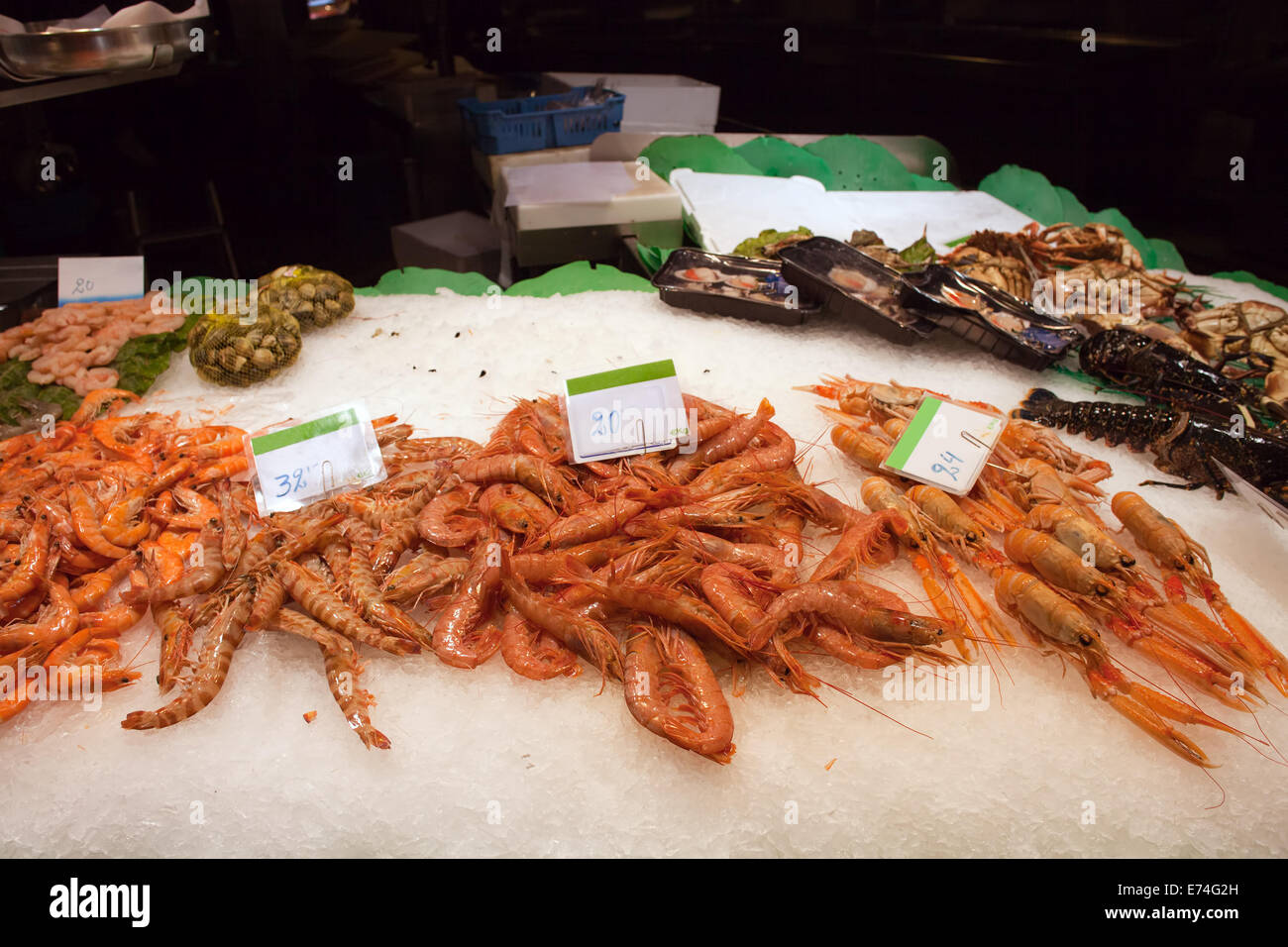 Sani frutti di mare crudi, gamberetti freschi di diversi tipi e prezzi in Euro per kg su un mercato alimentare di stallo. Foto Stock