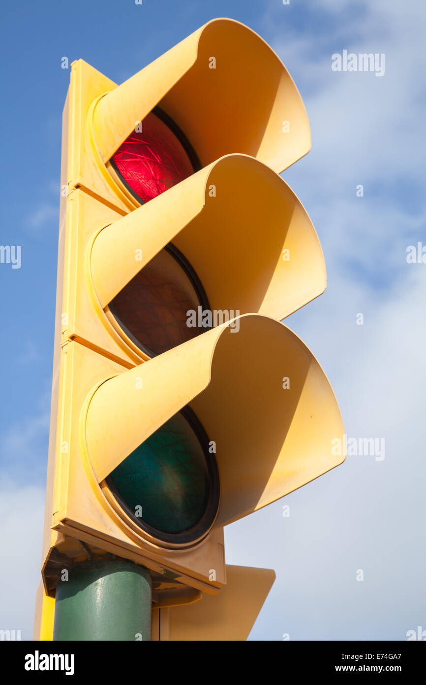 Giallo semaforo rosso mostra il segnale di arresto Foto Stock