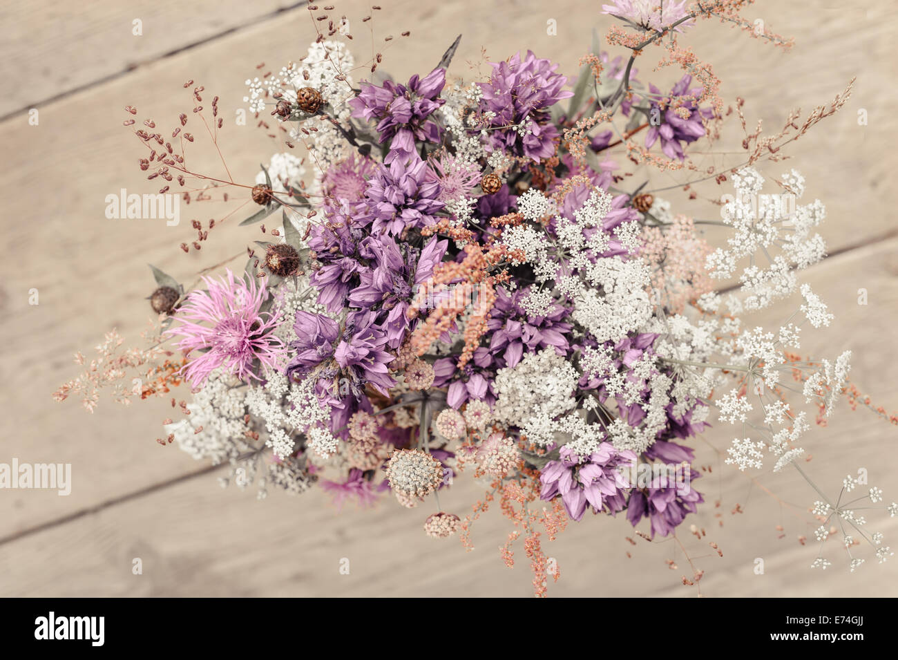 Bella gara bouquet di prato estivo fiori su sfondo di legno. Composizione floreale in zone rurali in stile vintage Foto Stock
