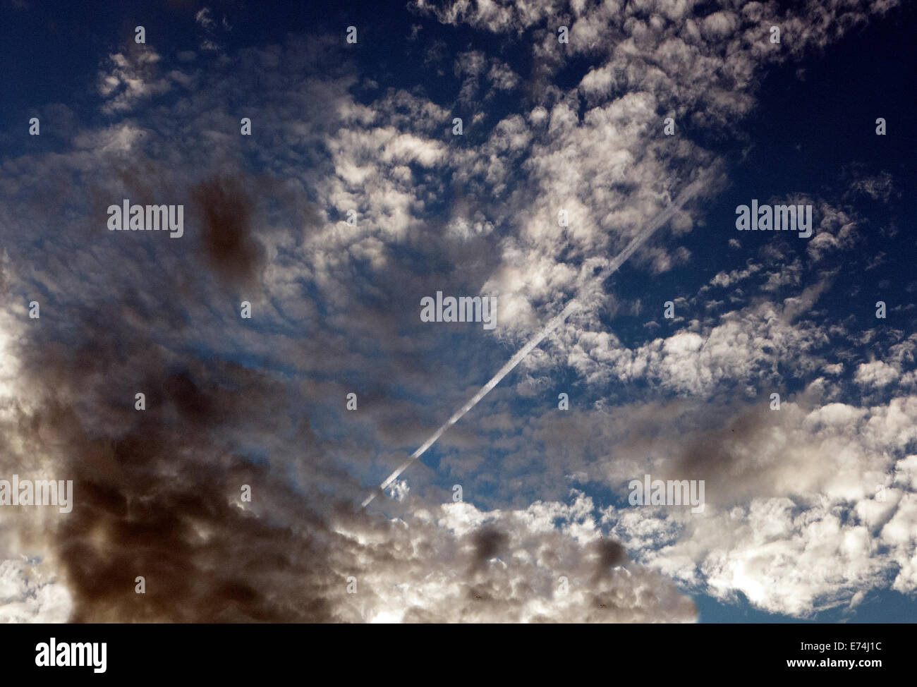 Cielo drammatico con jet trail. Foto Stock