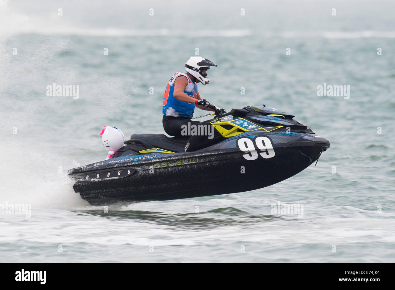 Stokes Bay, Hampshire, Regno Unito. 6 Sep, 2014. P1 Superstock round finale. Stokes Bay, Gosport, Hampshire. AquaX rider Nick Thompson su Seadoo RXP-X 260 N99 in azione nella seconda gara completa con Hello Kitty mascot sulla parte posteriore. Credito: MeonStock/Alamy Live News Foto Stock