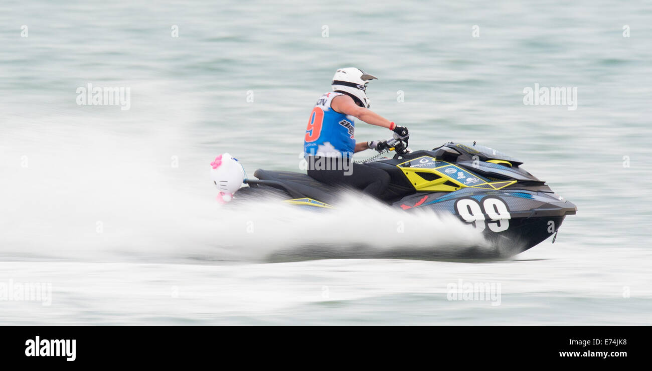 Stokes Bay, Hampshire, Regno Unito. 6 Sep, 2014. P1 Superstock round finale. Stokes Bay, Gosport, Hampshire. AquaX rider Nick Thompson su Seadoo RXP-X 260 N99 in azione nella seconda gara completa con Hello Kitty mascot sulla parte posteriore. Credito: MeonStock/Alamy Live News Foto Stock