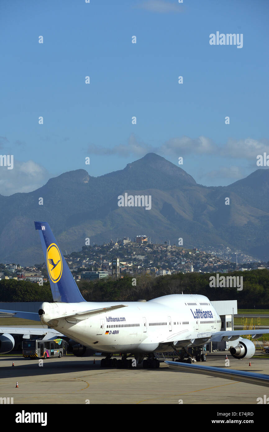 Boeing 747 di compagnie aeree Lufthansa su asfalto di GIG dall'aeroporto internazionale di Rio de Janeiro in Brasile Foto Stock
