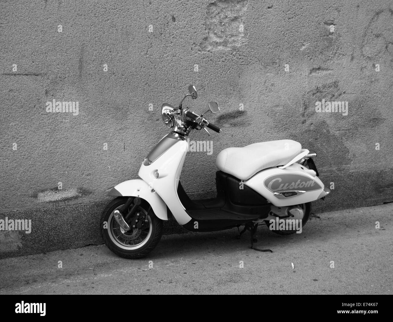 Piccolo ciclomotore parcheggiato a Rovigno (IT: Rovigno, Istria, Croazia. Foto Stock