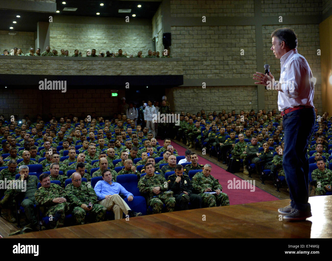 Covenas. 6 Sep, 2014. Foto fornita dalla Colombia assumerà la Presidenza mostra il presidente colombiano Juan Manuel Santos (R) offrendo un discorso durante un incontro con le forze armate colombiane,, presso la base di formazione della fanteria di marina nella città di Covenas, nel nord della Colombia, sul Sett. 6, 2014. Santos detto sabato che le forze armate ucciso sei lottatori e catturato 12 altri in due operazioni contro le forze armate rivoluzionarie della Colombia (FARC, per il suo acronimo in spagnolo) e l'Esercito di Liberazione Nazionale (ELN, per il suo acronimo in spagnolo) Credito: Xinhua/Alamy Live News Foto Stock