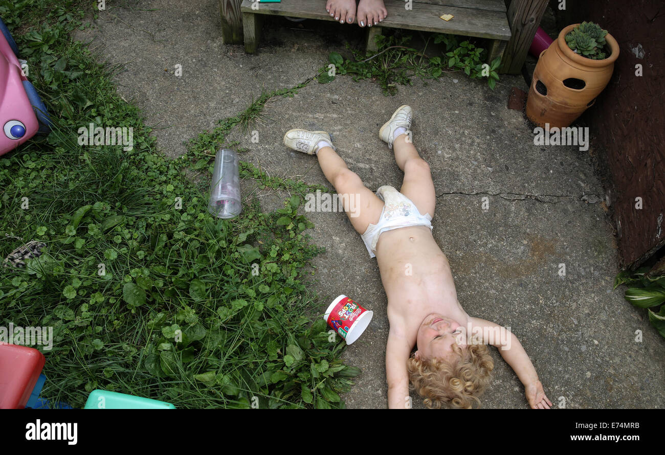 Agosto 29th, 2014, East Liverpool, Ohio, Stati Uniti, : il figlio di genitori che sono eroinomani. Il consumo di eroina in America's Foto Stock