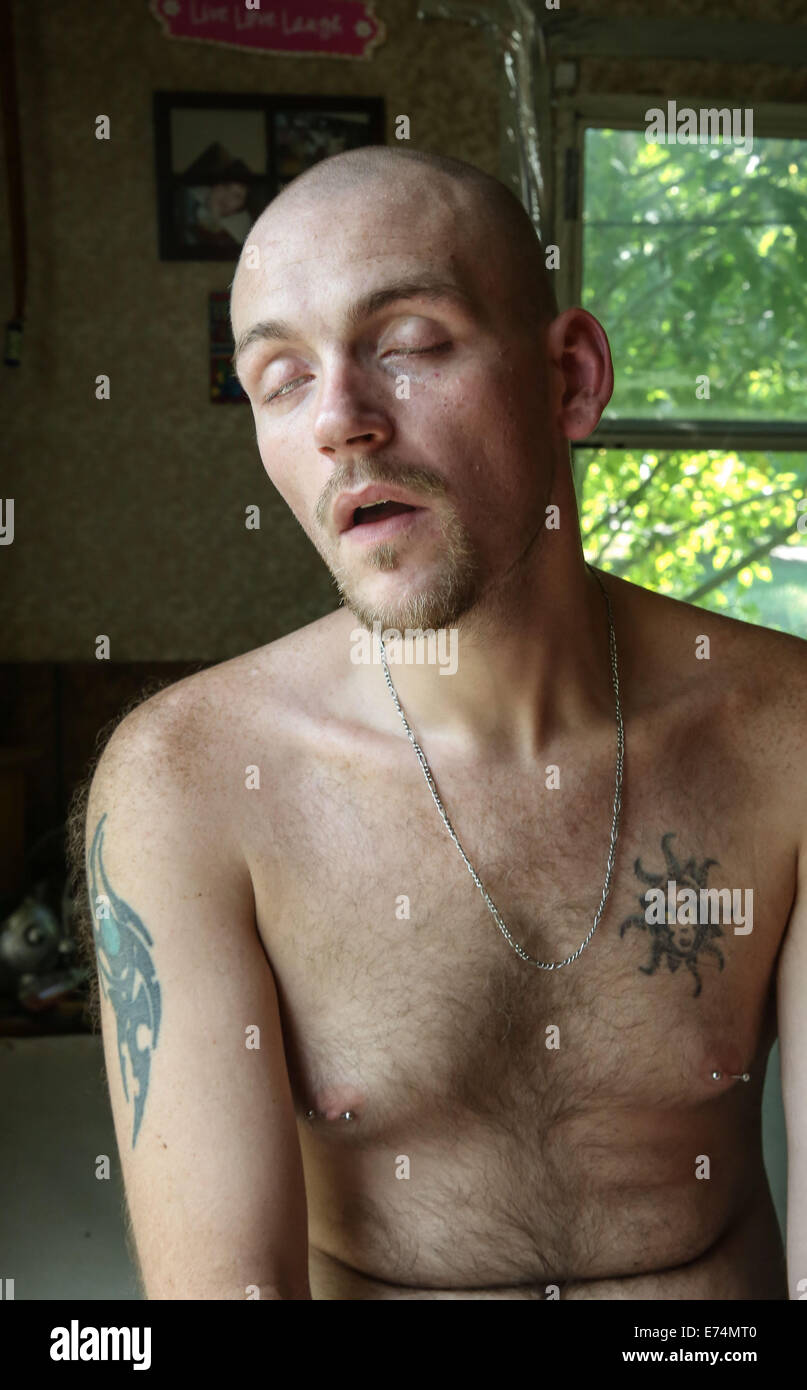 Agosto 23rd, 2014, East Liverpool, USA : Ryan un eroina utente spara fino eroina e diventa elevata su di esso. Foto Stock