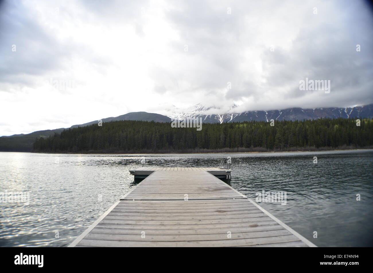 Incredibile meteo e viste sulla montagna in Jasper. Così calmo. Golden sky. Golden River, calma breeze, Boat Harbour Porto Riva Foto Stock