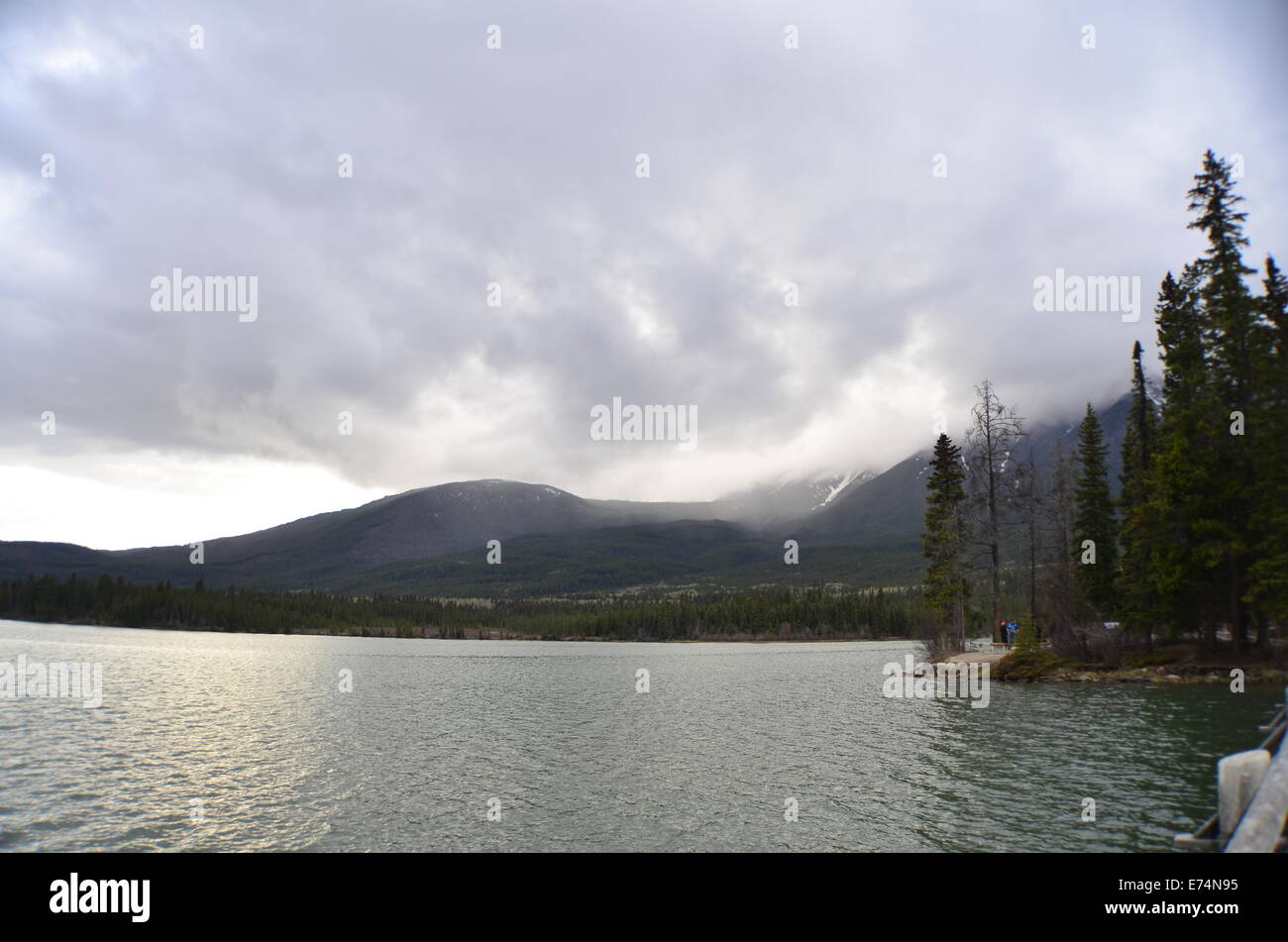 Incredibile meteo e viste sulla montagna in Jasper. Così calmo. Golden sky Foto Stock