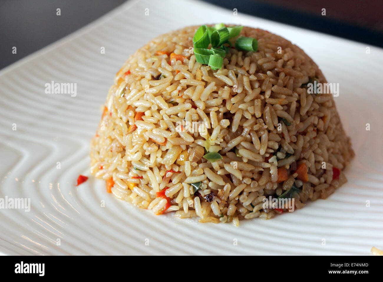 Yakimeshi Giapponese Riso Fritto Su Una Piastra Bianca Servita In Un Ristorante Foto Stock Alamy