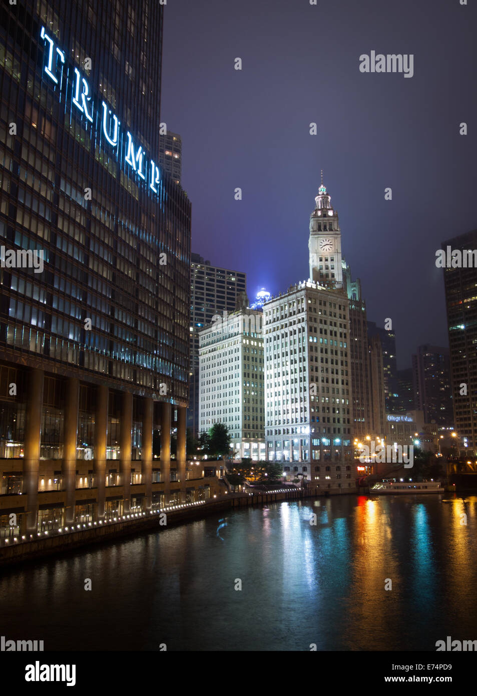 Una vista della Wrigley Building, Trump International Hotel and Tower di Chicago e il fiume Chicago di notte. Chicago, Illinois. Foto Stock