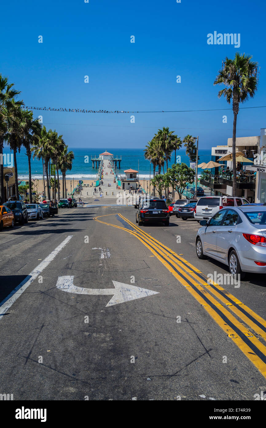 Manhattan Beach pier dalla cima della collina su Manhattan Beach Blvd. che guarda al mare. Foto Stock