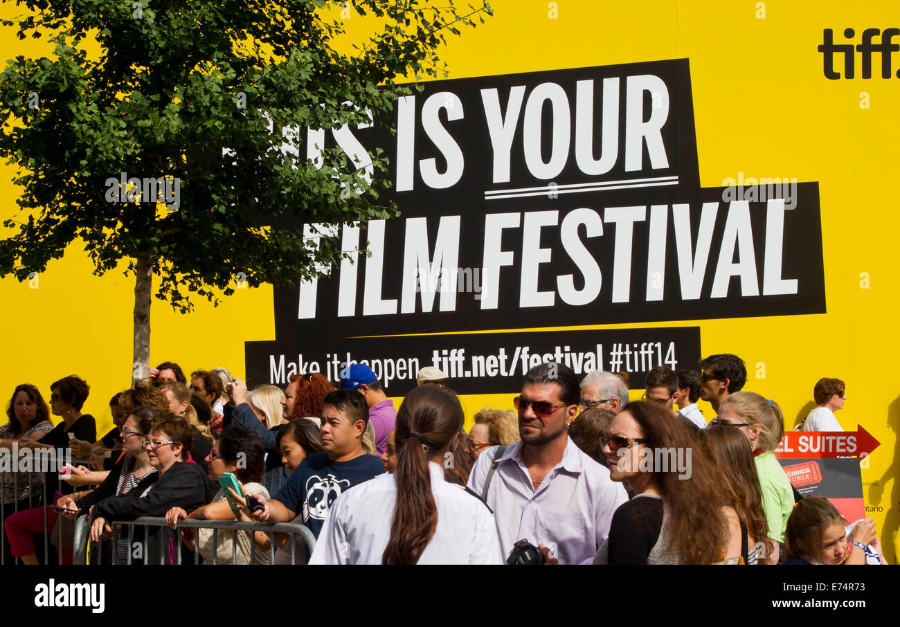 Toronto, Canada. 6 Sep, 2014. Per gli appassionati di cinema di attendere per il movie stars' arrivo al mall pedonale del 39th Toronto International Film Festival di Toronto, Canada, sul Sett. 6, 2014. Credito: Zou Zheng/Xinhua/Alamy Live News Foto Stock