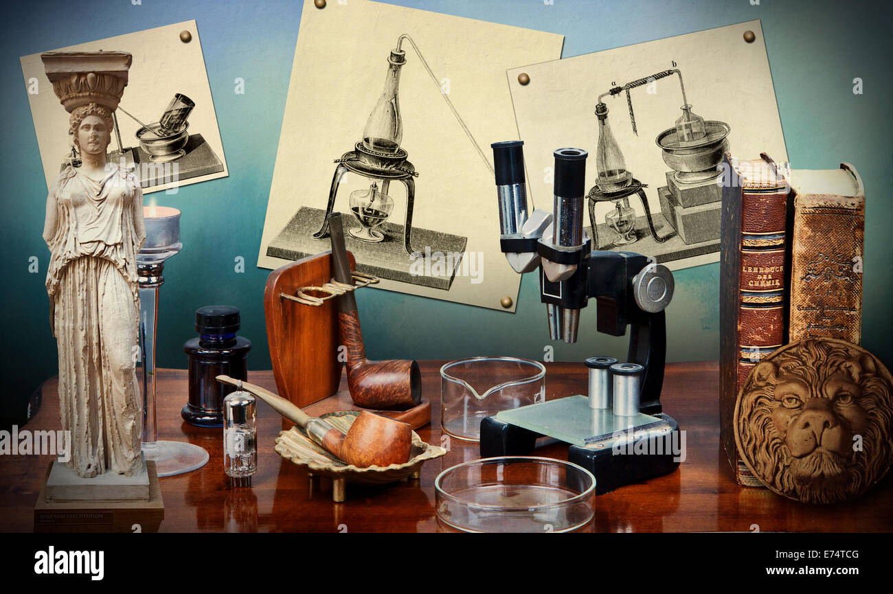 Vintage studio desk coperto dalla statua classica, inchiostro, tubo, tubo a raggi catodici, candela, portacandele,microscopio,test,vetro libri Foto Stock