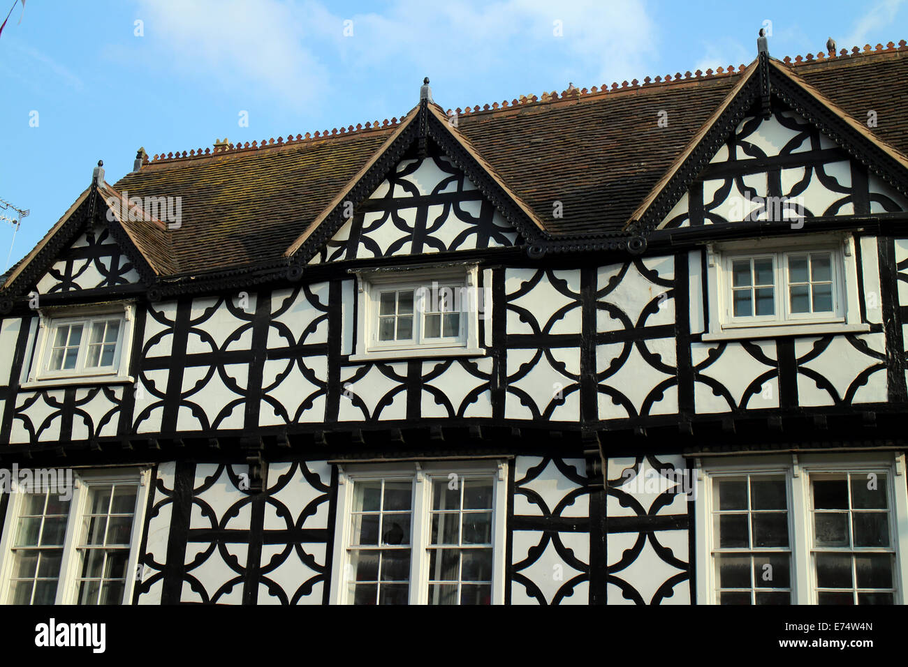 Metà-edificio con travi di legno in giuria Street, Warwick, Warwickshire, Inghilterra, Regno Unito Foto Stock