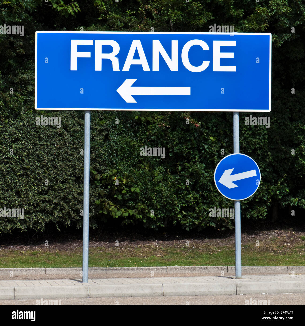 Cartello per la Francia a Eurotunnel terminal in Folkestone, Regno Unito Foto Stock