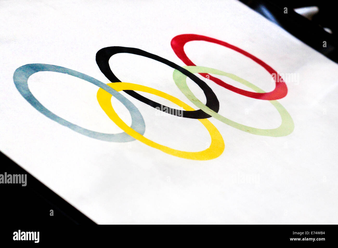 L'unico esempio superstite della prima bandiera olimpica dal 1920, sul display all'interno di Antwerp City Hall, Belgio. Foto Stock