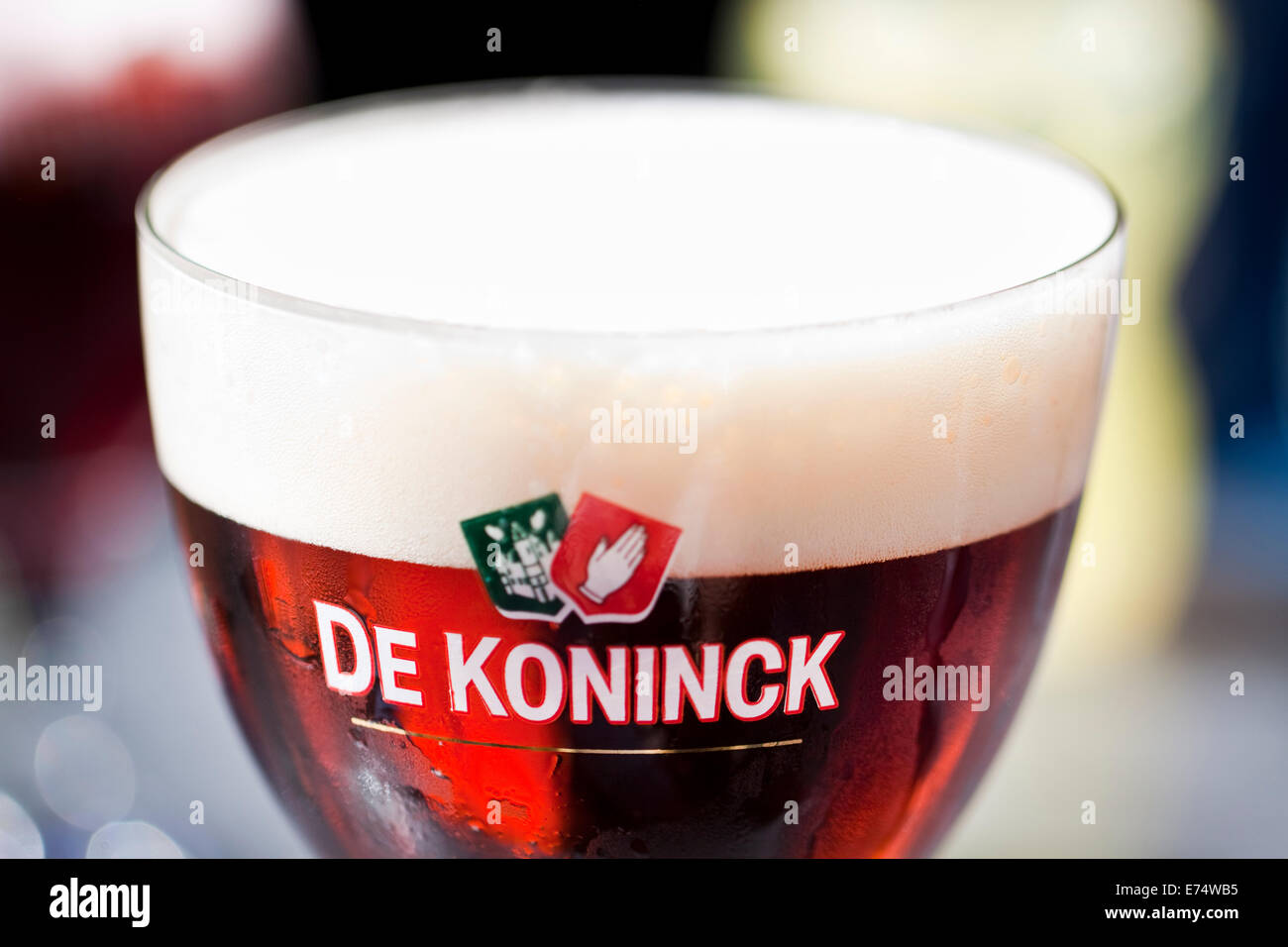 Il vetro ("Bolleke') di De Koninck ale ambrata, il più popolare birra locale ad Anversa, in Belgio Foto Stock