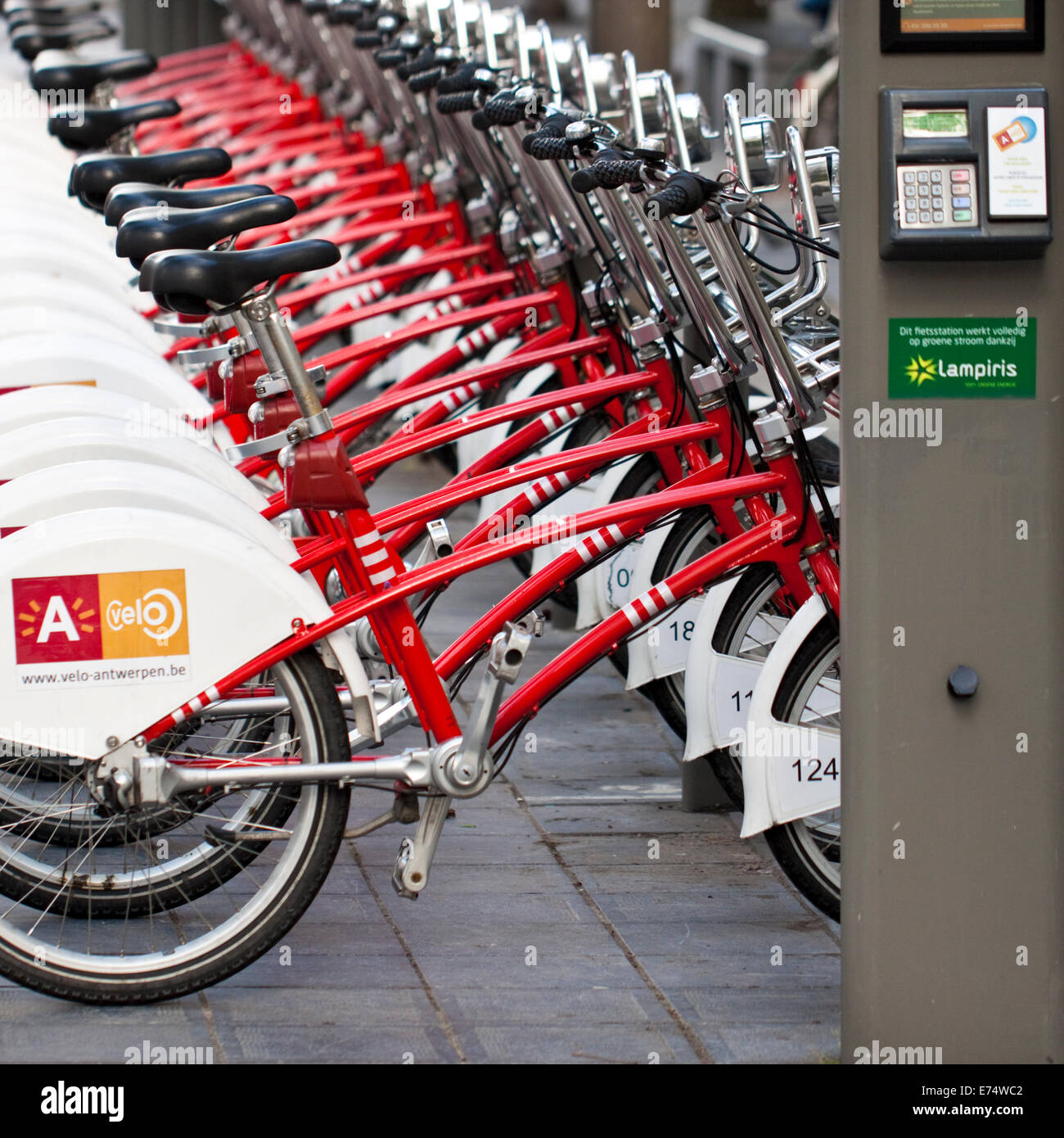 "Velo Antwerpen' docking station con self-service di biciclette in Anversa, Belgio Foto Stock