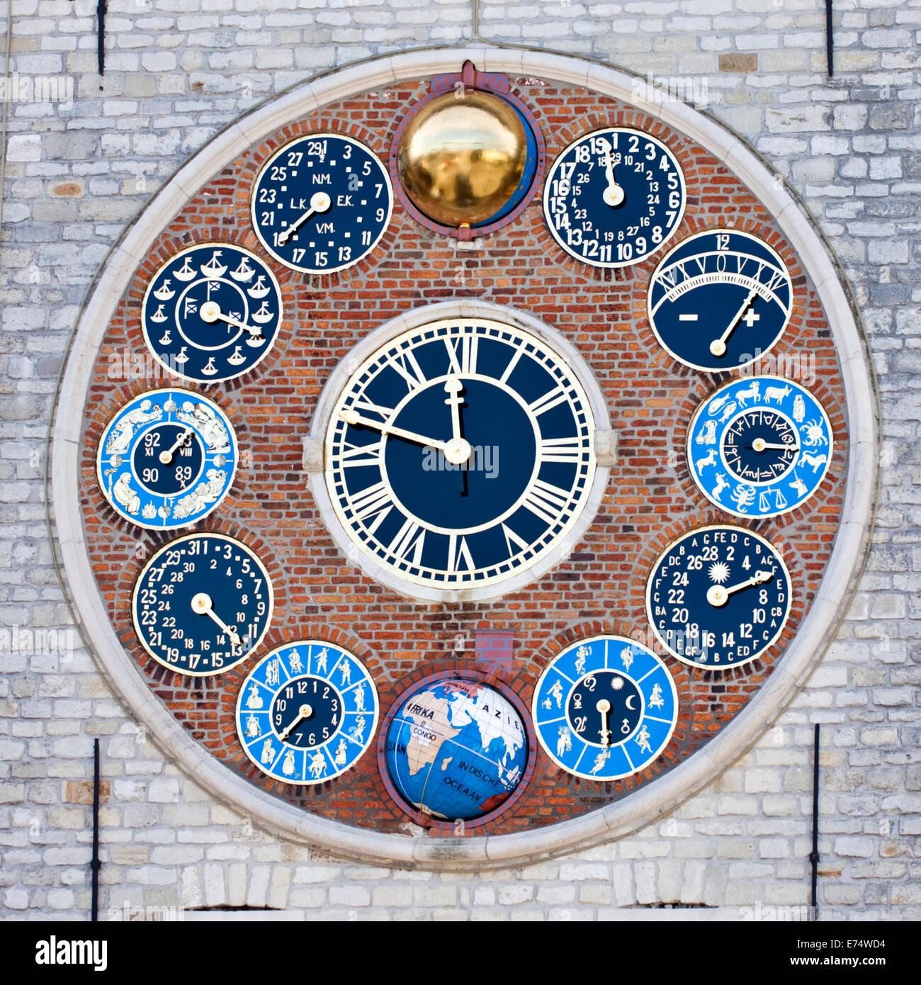 Il Giubileo o centenario orologio sul frontale della Zimmer torre in Lier, Belgio - uno dei più fantastici orologi nel mondo. Foto Stock