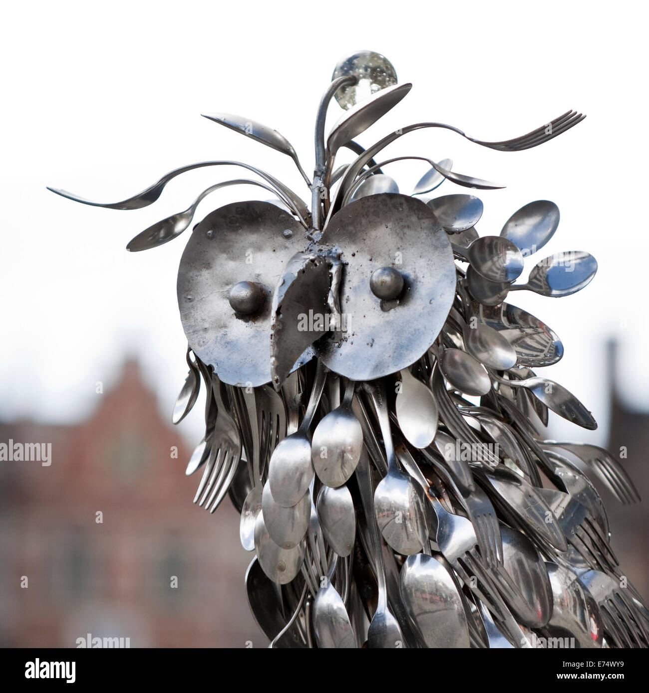 Il gufo realizzato da posate in acciaio inossidabile, sul display nel centro città di Gand, Belgio Foto Stock