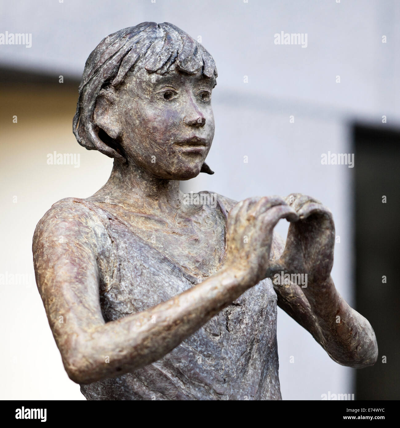 La scultura in bronzo di una giovane ragazza da scultore francese JURGA, sul display al di fuori di una galleria a Gand, Belgio (Estate 2014) Foto Stock