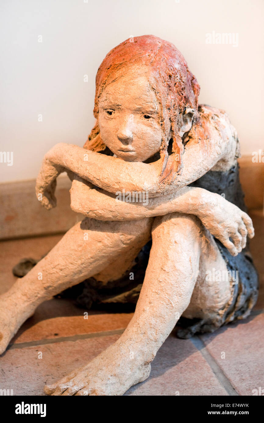La scultura in bronzo di una giovane ragazza da scultore francese JURGA, sul display nella galleria d'arte a Gand, Belgio (Estate 2014) Foto Stock