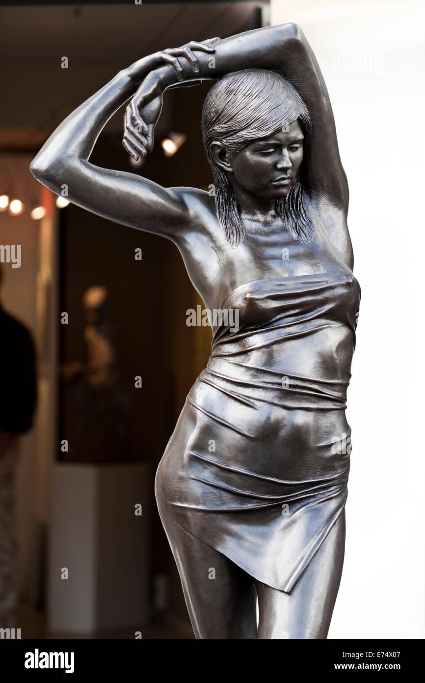 La scultura in bronzo di una giovane donna di scultore belga IRENEE DURIEZ (nato nel 1950), sul display al di fuori di una galleria a Gand, Belgio Foto Stock