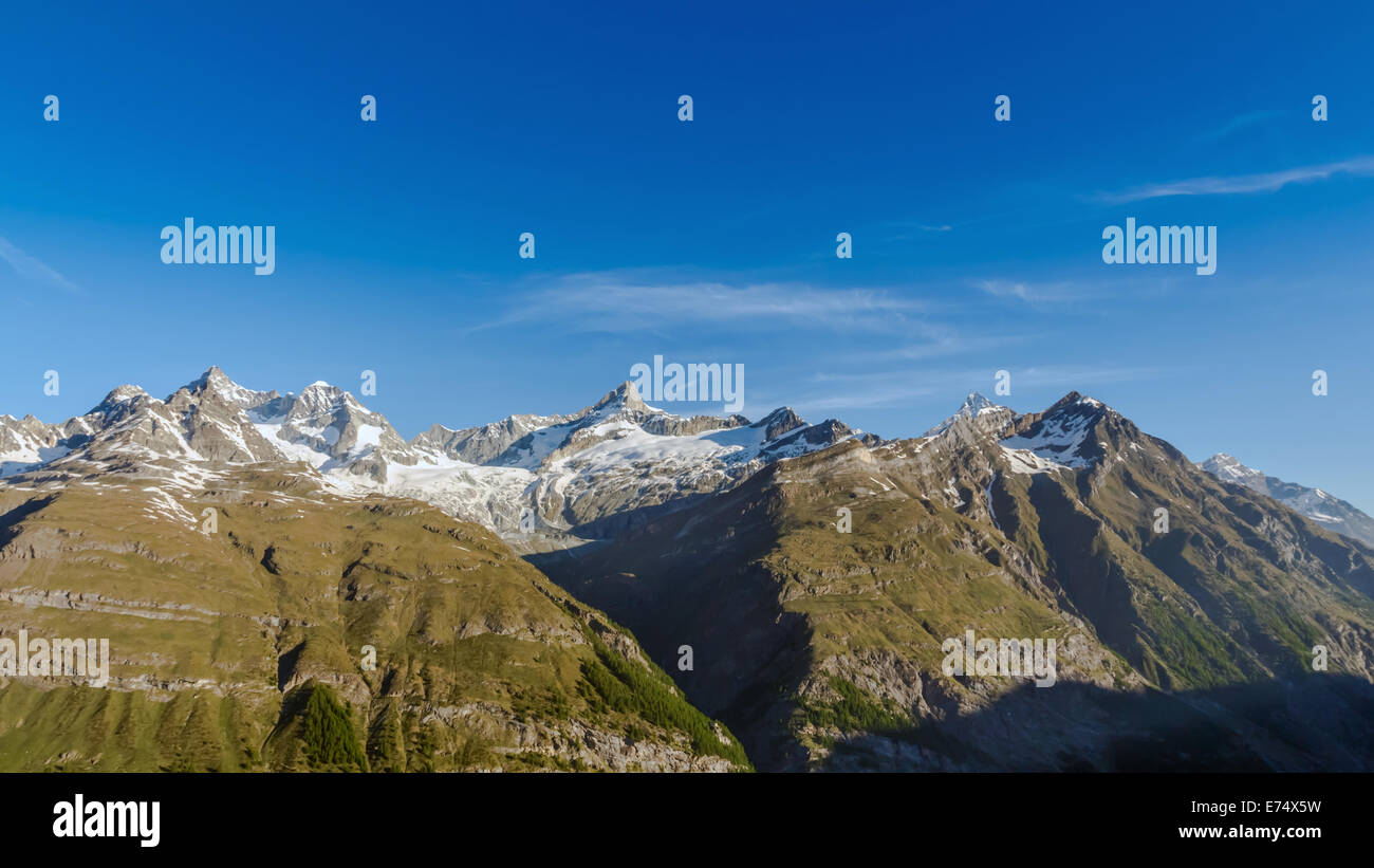 Paesaggio di montagna con cielo blu al Cervino, Svizzera Foto Stock
