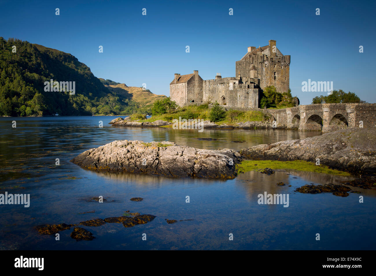 La mattina presto su Castello Eilean Donan lungo il Loch Duich, Dornie, altopiani, Scozia Foto Stock