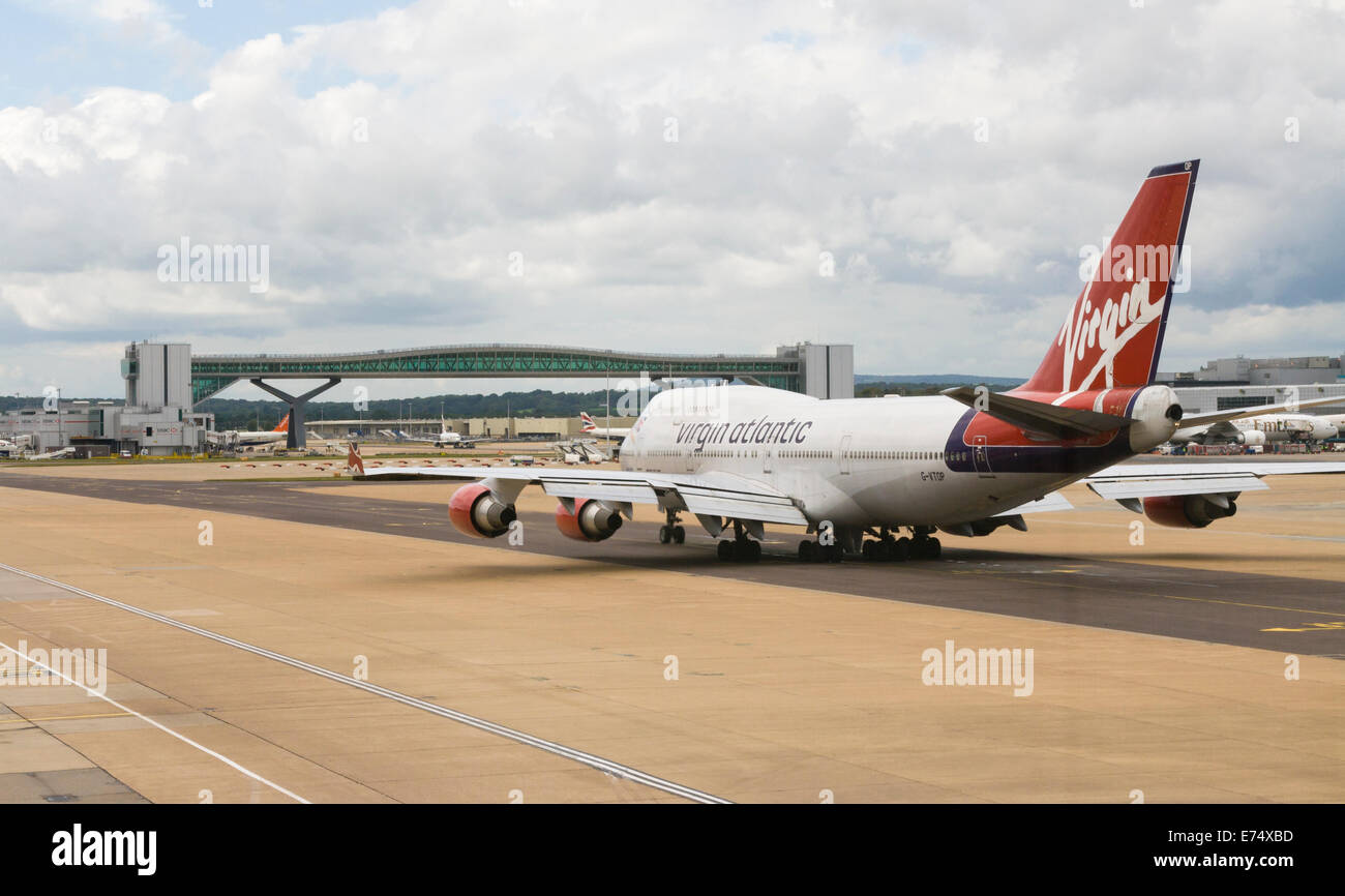 Un Virgin Atlantic aereo sulla pista di rullaggio, REGNO UNITO Foto Stock