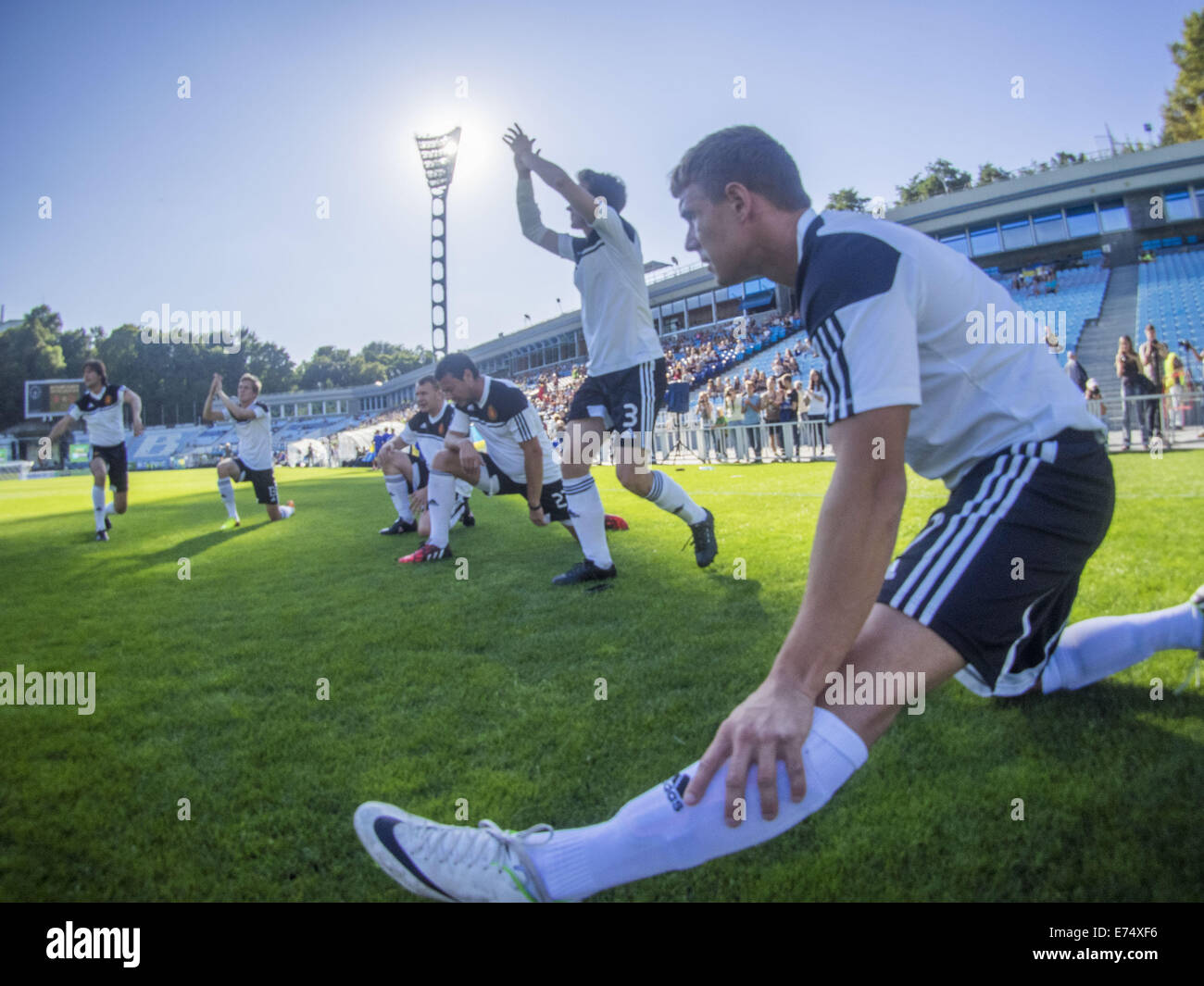 Kiev, Ucraina. 6 Sep, 2014. In fase di riscaldamento prima della carità soccer game a Kiev. In una partita amichevole di pop star star di cinema, gli imprenditori e i membri delle forze militari dell'Ucraina, sono stati raccolti fondi per aiutarvi ad acquistare divise, un equipaggiamento protettivo e medicine per la lotta contro le truppe. © Igor Golovniov/ZUMA filo/Alamy Live News Foto Stock