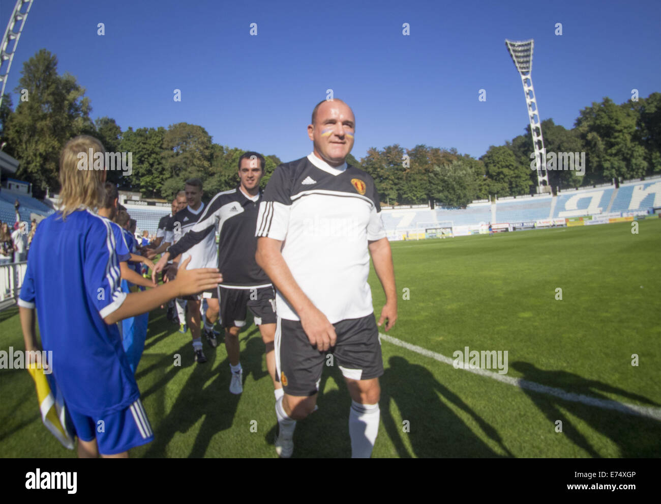 Kiev, Ucraina. 6 Sep, 2014. Team stelle a piedi fuori sul campo in una carità soccer game a Kiev. In una partita amichevole di pop star star di cinema, gli imprenditori e i membri delle forze militari dell'Ucraina, sono stati raccolti fondi per aiutarvi ad acquistare divise, un equipaggiamento protettivo e medicine per la lotta contro le truppe. © Igor Golovniov/ZUMA filo/Alamy Live News Foto Stock