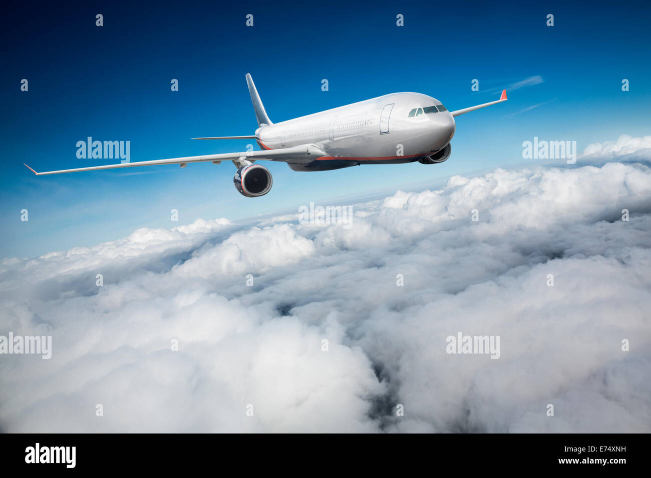 Aereo passeggeri battenti tra le nuvole Foto Stock