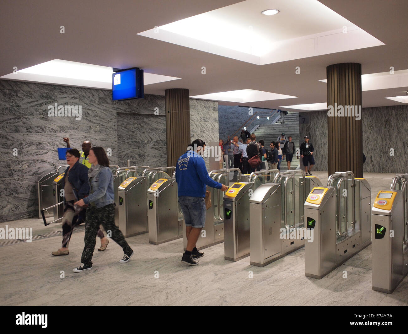 Porte elettroniche per le piattaforme a Breda stazione centrale, Paesi Bassi Foto Stock