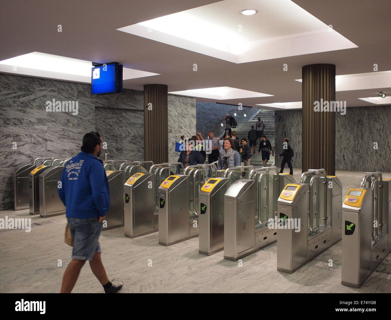Porte elettroniche per le piattaforme a Breda stazione centrale, Paesi Bassi Foto Stock