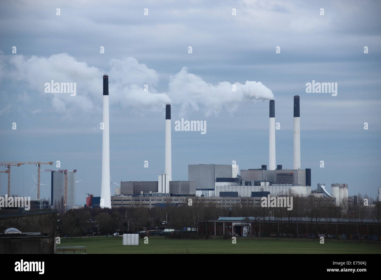 Ciminiere a impianti di energia in un giorno nuvoloso Foto Stock