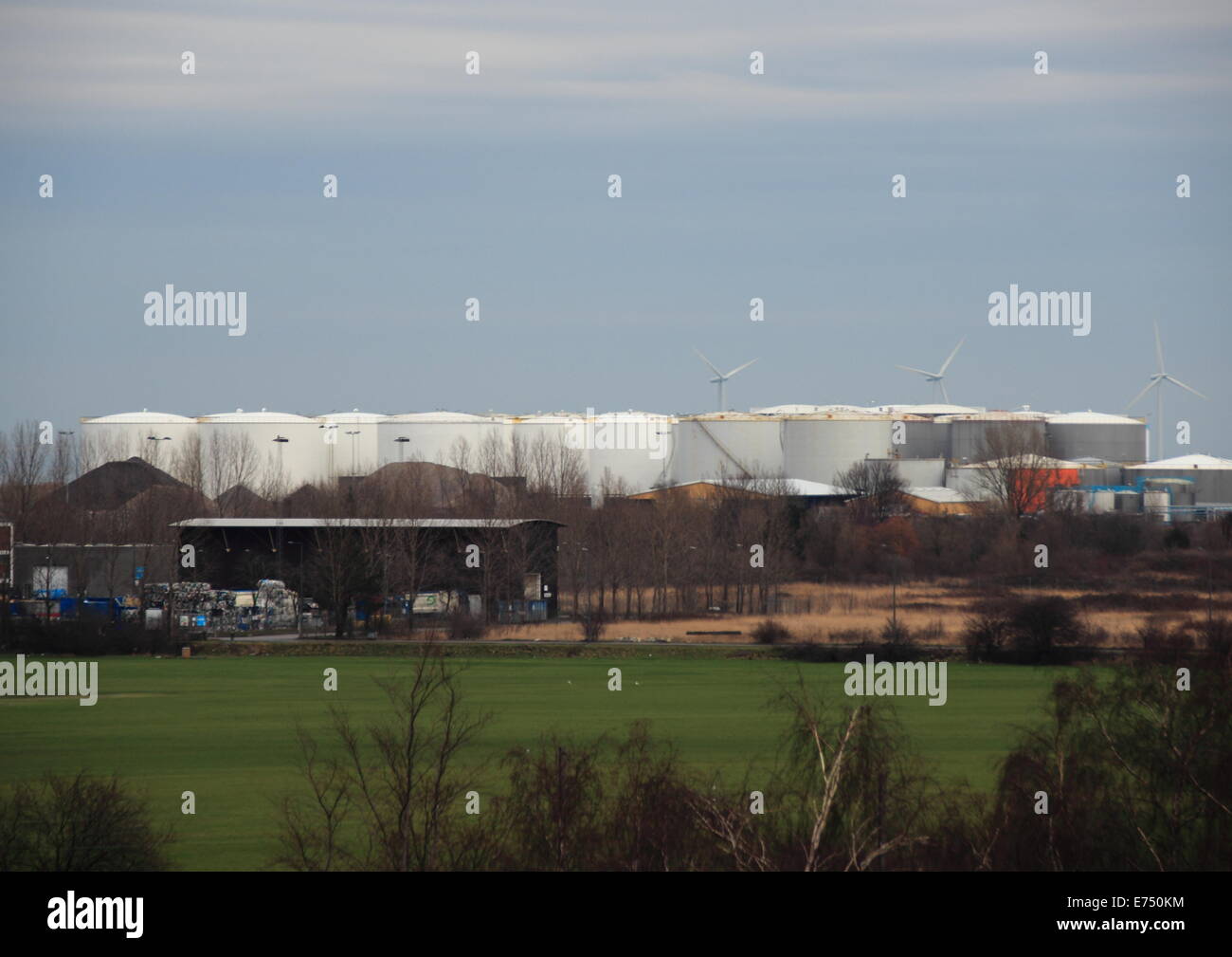 Gas e contenitori di benzina in area urbana con le nuvole Foto Stock