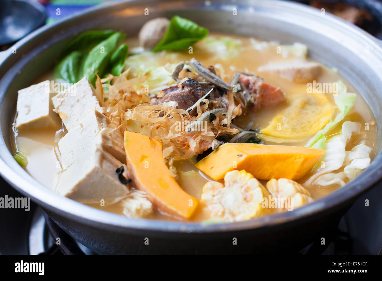 Giapponese e cucina asiatica. hot pot sullo sfondo Foto Stock