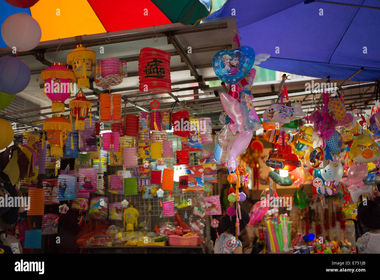 Un mercato in stallo a Wan Chai la vendita tradizionale festival lunare lanterne durante la luna piena festival Foto Stock