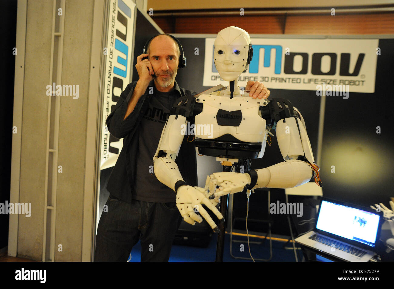 Designer Gael Langevin, specialista di stampa 3D, robotica posano con un  robot fatti di componenti realizzati da 3D stampanti Foto stock - Alamy