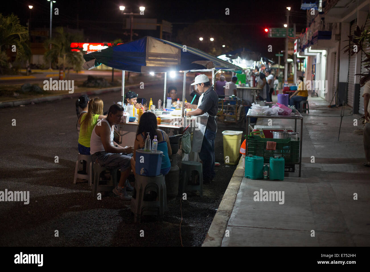 Ristorante esterno street food notte a mangiare a buon mercato Foto Stock