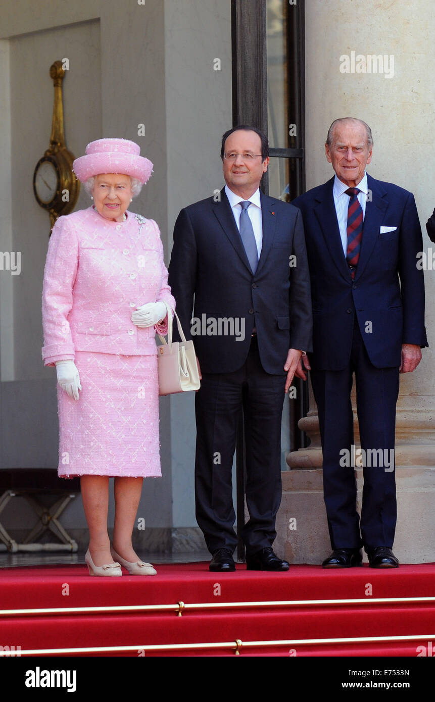 La regina Elisabetta II e il Duca di Edimburgo pone con il Presidente francese Francois Hollande all'Elysee Palace a Parigi. Foto Stock