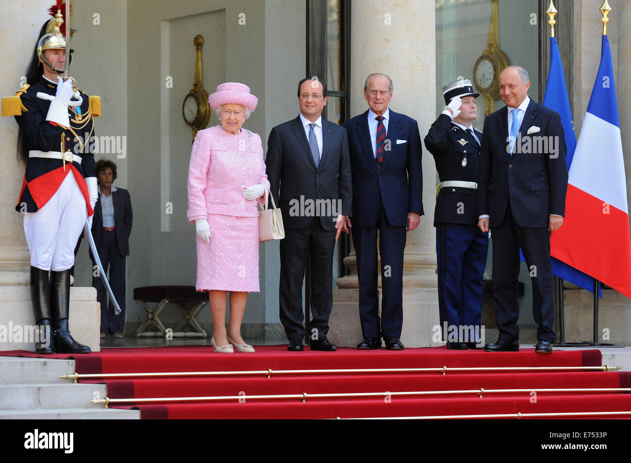 La regina Elisabetta II e il Duca di Edimburgo pone con il Presidente francese Francois Hollande all'Elysee Palace a Parigi. Foto Stock