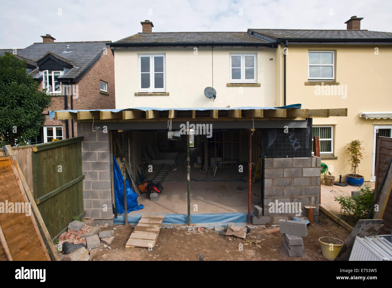 Blocco parete essendo costruito per estensione casa Hay-on-Wye Powys Wales UK Foto Stock